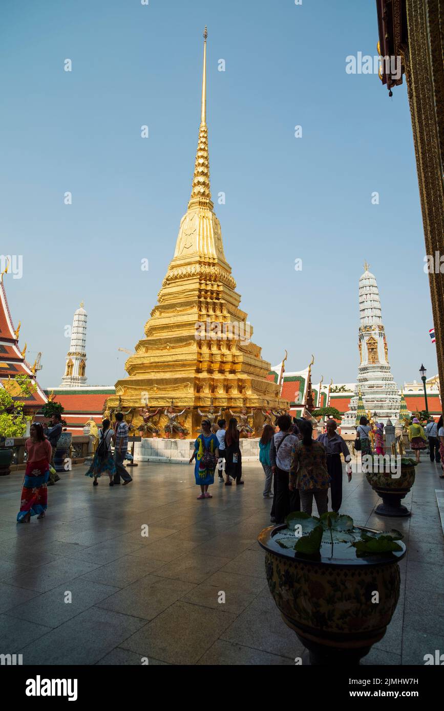 Berühmter königlicher großer Palast in Bangkok. Touristen, die den Tempel besuchen. Stockfoto