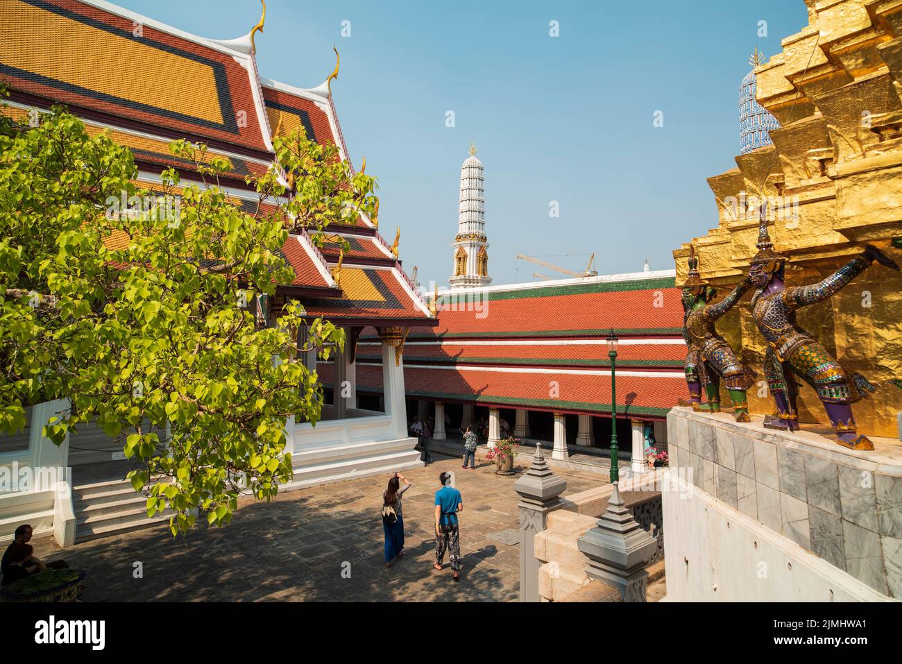 Berühmter königlicher großer Palast in Bangkok. Touristen, die den Tempel besuchen. Stockfoto