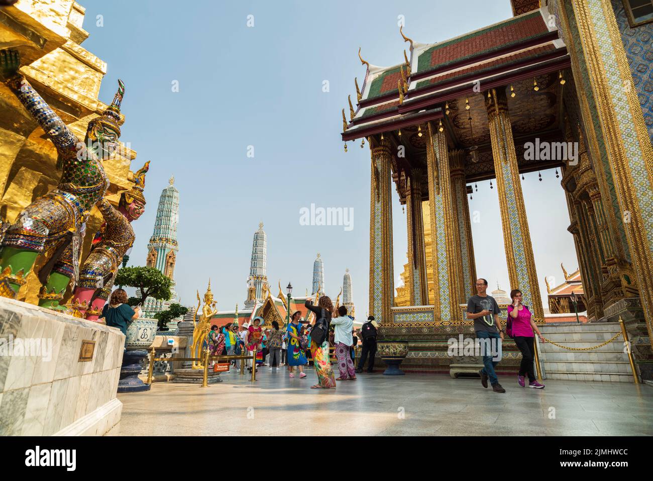 Berühmter königlicher großer Palast in Bangkok. Touristen, die den Tempel besuchen. Stockfoto