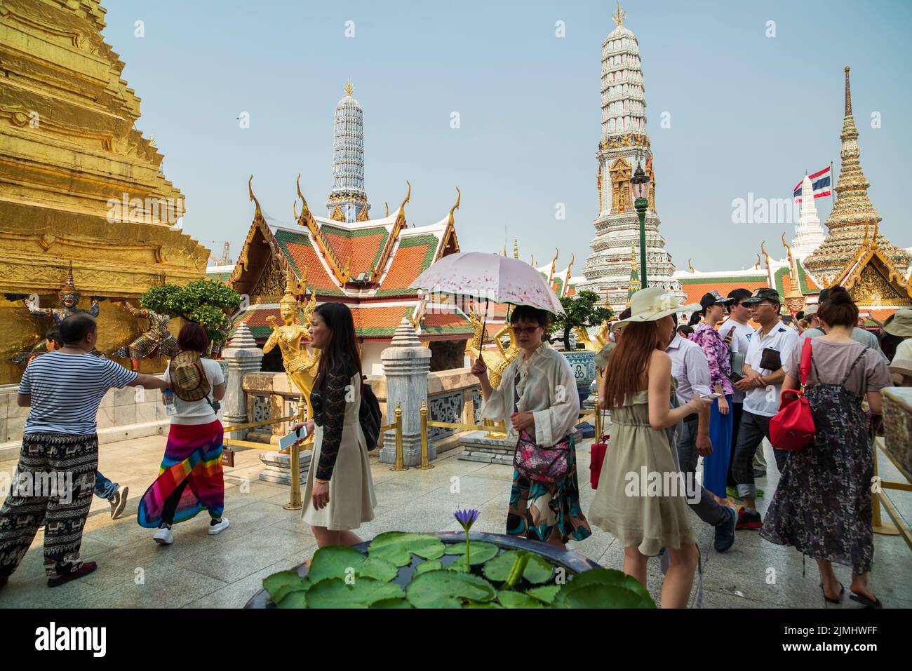 Berühmter königlicher großer Palast in Bangkok. Touristen, die den Tempel besuchen. Stockfoto