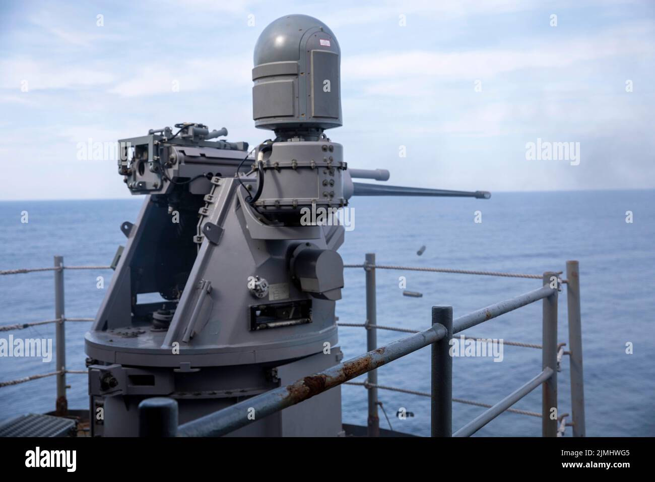 220727-N-NO770-1154 ATLANTISCHER OZEAN (27. Juli 2022) – das amphibische Sturmschiff USS Bataan (LHD 5) der Wasp-Klasse führt im Rahmen der Readiness Evaluation 7 (READ-E 7), 27. Juli 2022, eine Live-Feuerübung mit dem Maschinengewehr MK – 38 durch. READ-E 7 ist eine vom Kommandanten geführte Bewertung, die sich darauf konzentriert, sicherzustellen, dass sich das Schiff im richtigen Materialzustand befindet. (USA Navy Foto von Midshipman Second Class Emily Juncker) Stockfoto