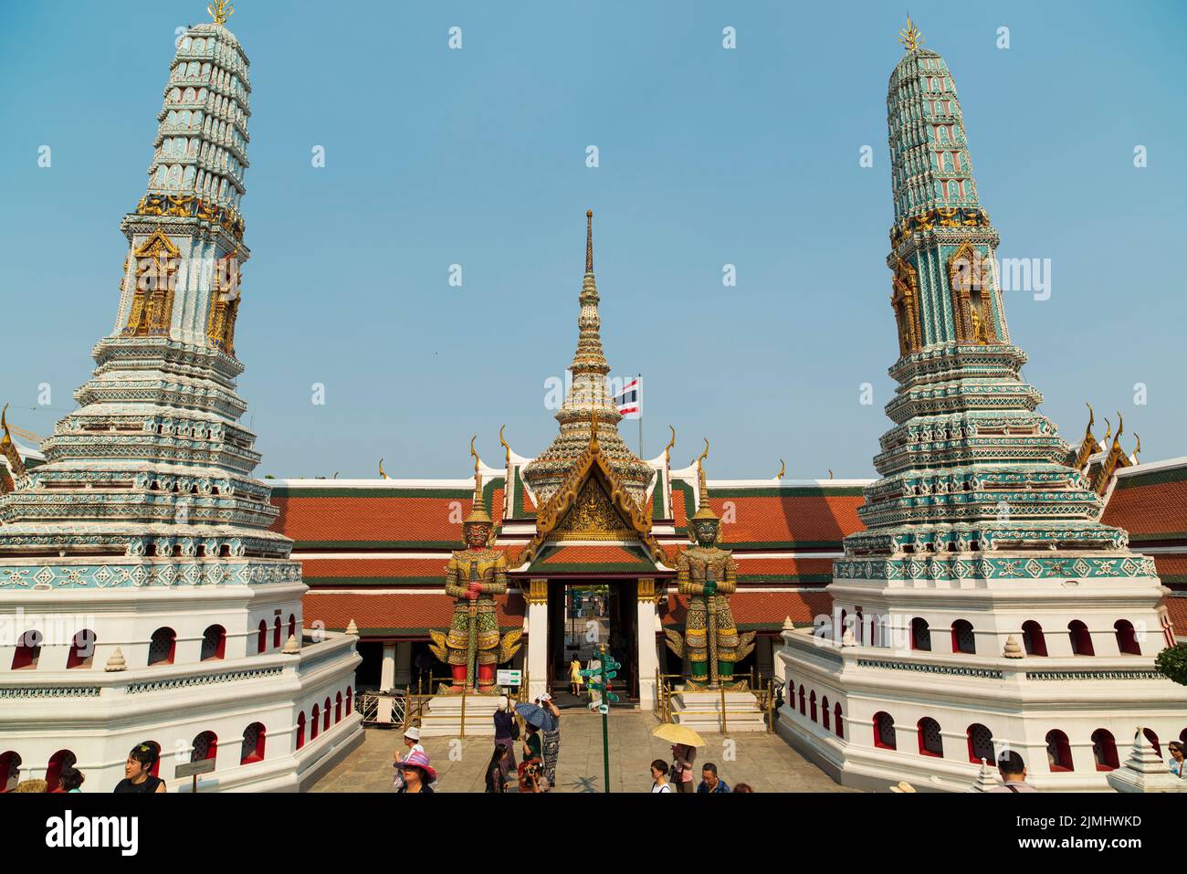 Berühmter königlicher großer Palast in Bangkok. Touristen, die den Tempel besuchen. Stockfoto