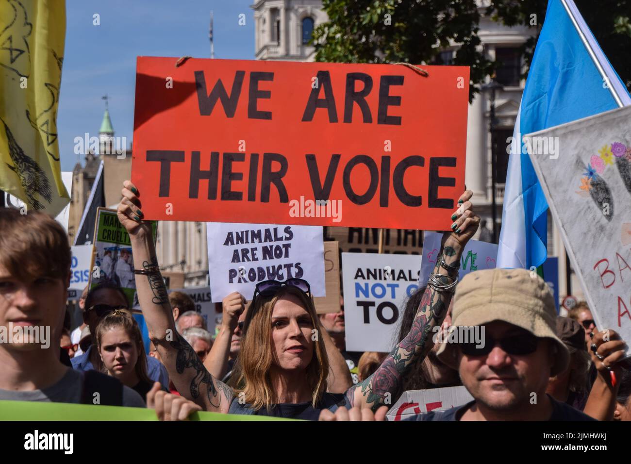London, Großbritannien. 6.. August 2022. Demonstranten marschieren durch Whitehall. Tausende von Menschen marschierten durch das Zentrum Londons, um Tierrechte und Veganismus zu unterstützen, und forderten ein Ende des Artenismus und aller Formen der Tierausbeutung. Kredit: Vuk Valcic/Alamy Live Nachrichten Stockfoto