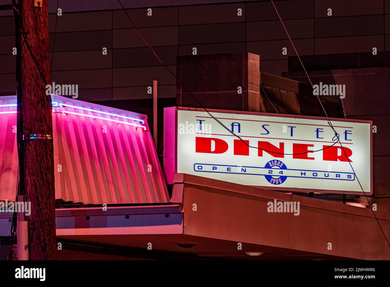 Nachtfoto des Schildes auf dem Tastee Diner auf der Woodmont Avenue in Bethesda, Montgomery County, Maryland. Stockfoto