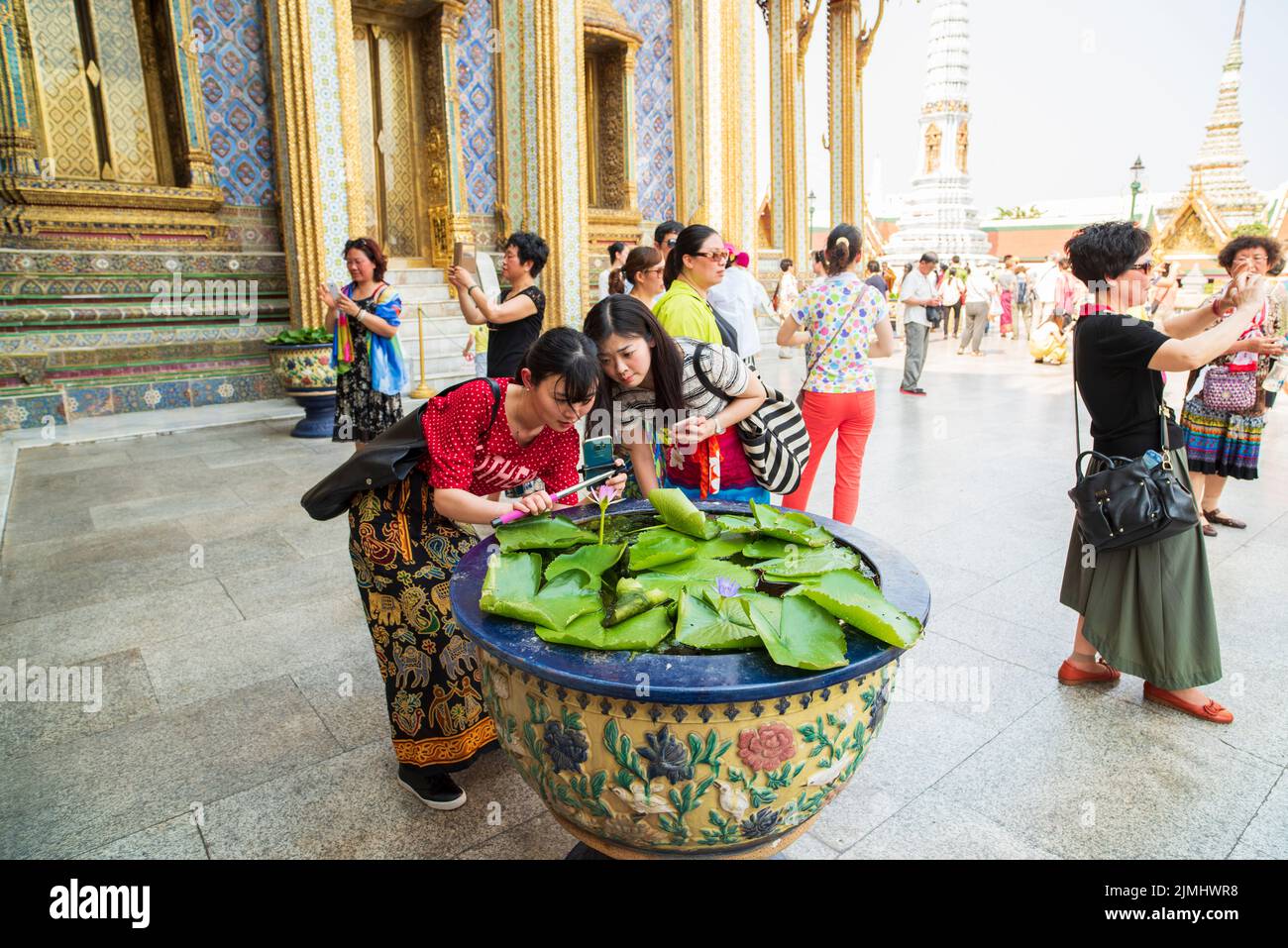 Berühmter königlicher großer Palast in Bangkok. Touristen, die den Tempel besuchen. Stockfoto