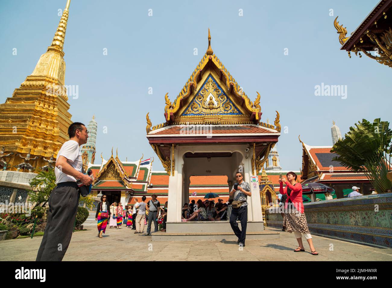 Berühmter königlicher großer Palast in Bangkok. Touristen, die den Tempel besuchen. Stockfoto