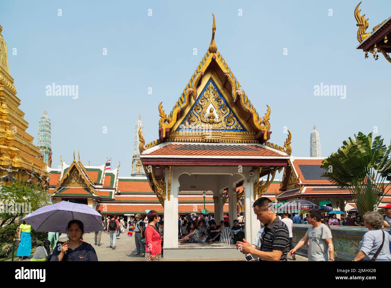 Berühmter königlicher großer Palast in Bangkok. Touristen, die den Tempel besuchen. Stockfoto