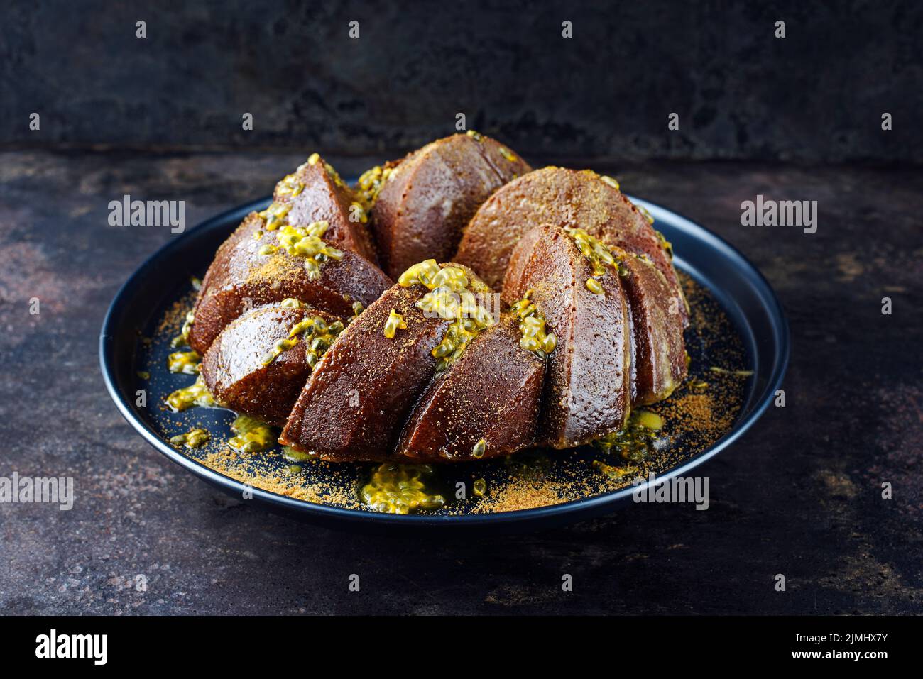 Exotisch gebundener Marble Passionsfrucht-Rum-Kuchen mit Puderzucker-Glasur Stockfoto