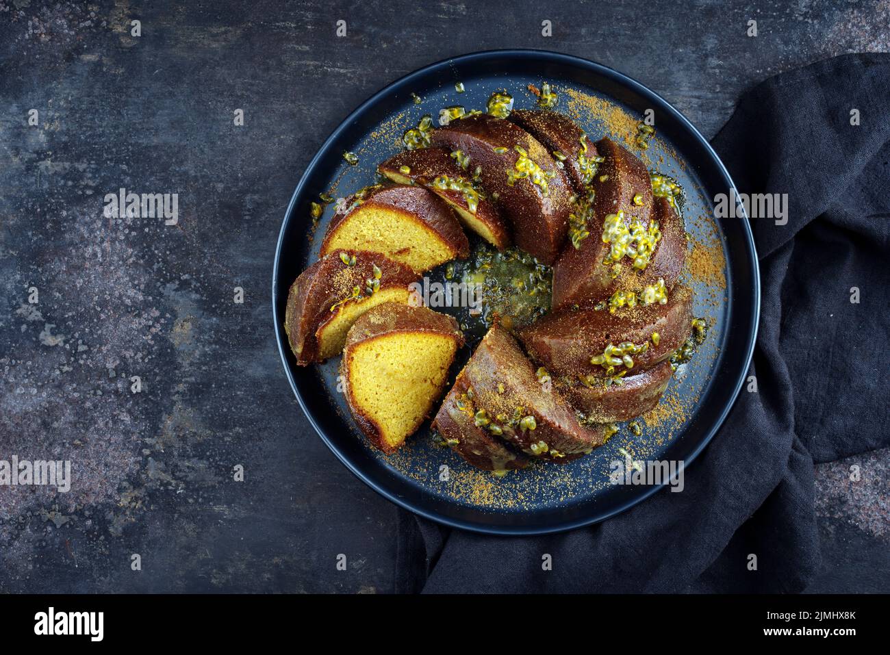 Exotisch gebundener Marble Passionsfrucht-Rum-Kuchen mit Puderzucker-Glasur Stockfoto