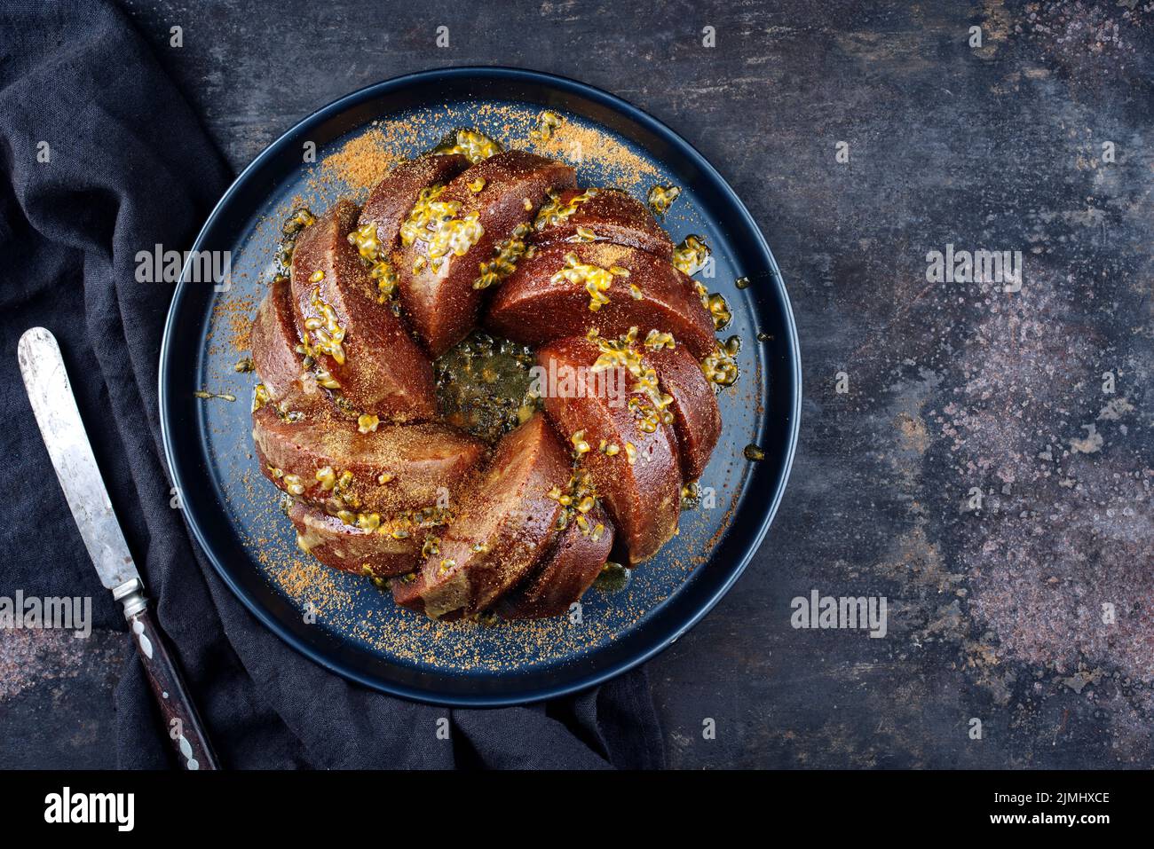 Exotisch gebundener Marble Passionsfrucht-Rum-Kuchen mit Puderzucker-Glasur Stockfoto
