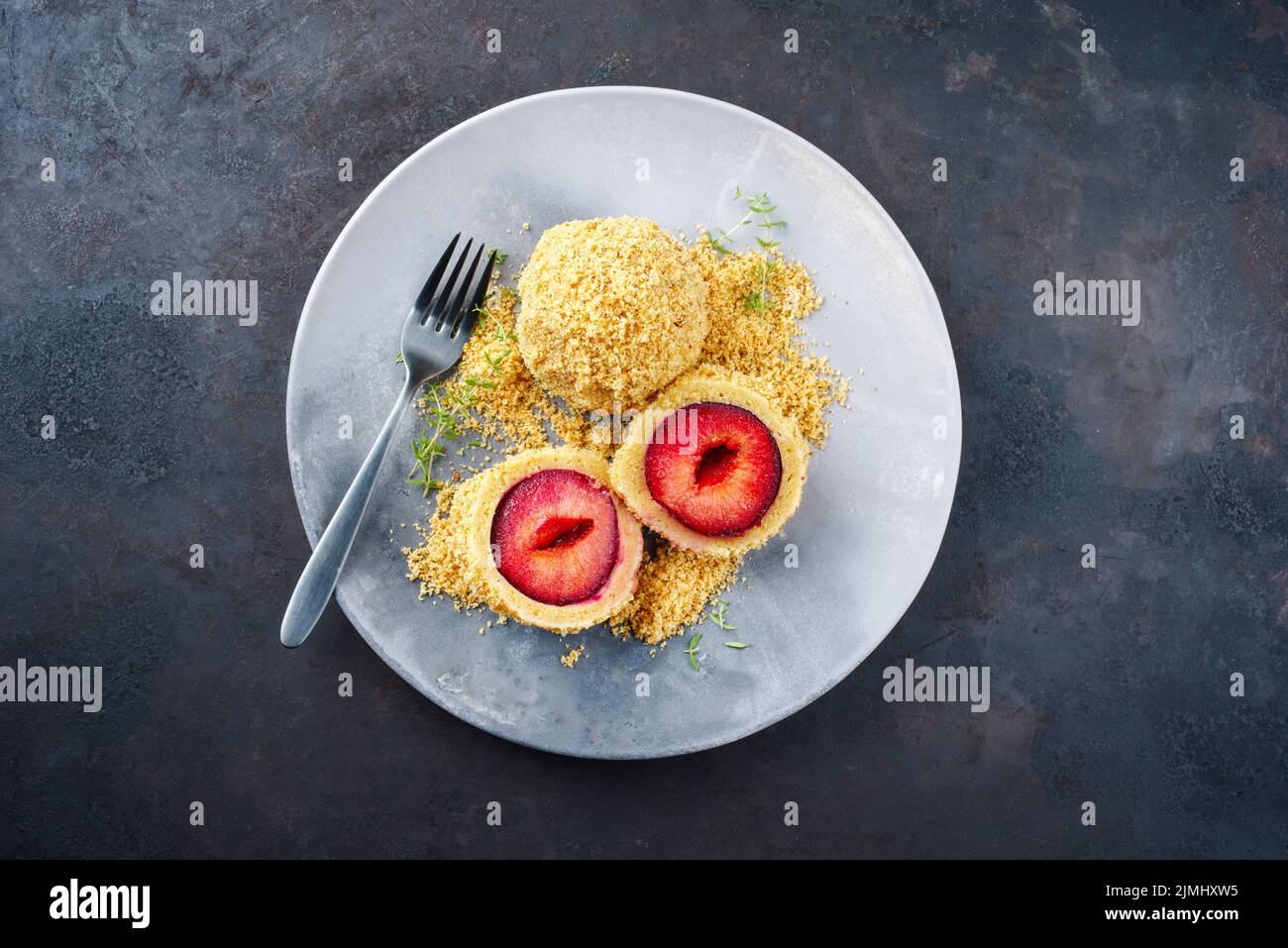 Traditioneller österreichischer Aprikosenknödel mit einer Aprikosenrückseite in einem Teigmantel und Butterbröseln diente als Draufsicht in einem Nordic Stockfoto
