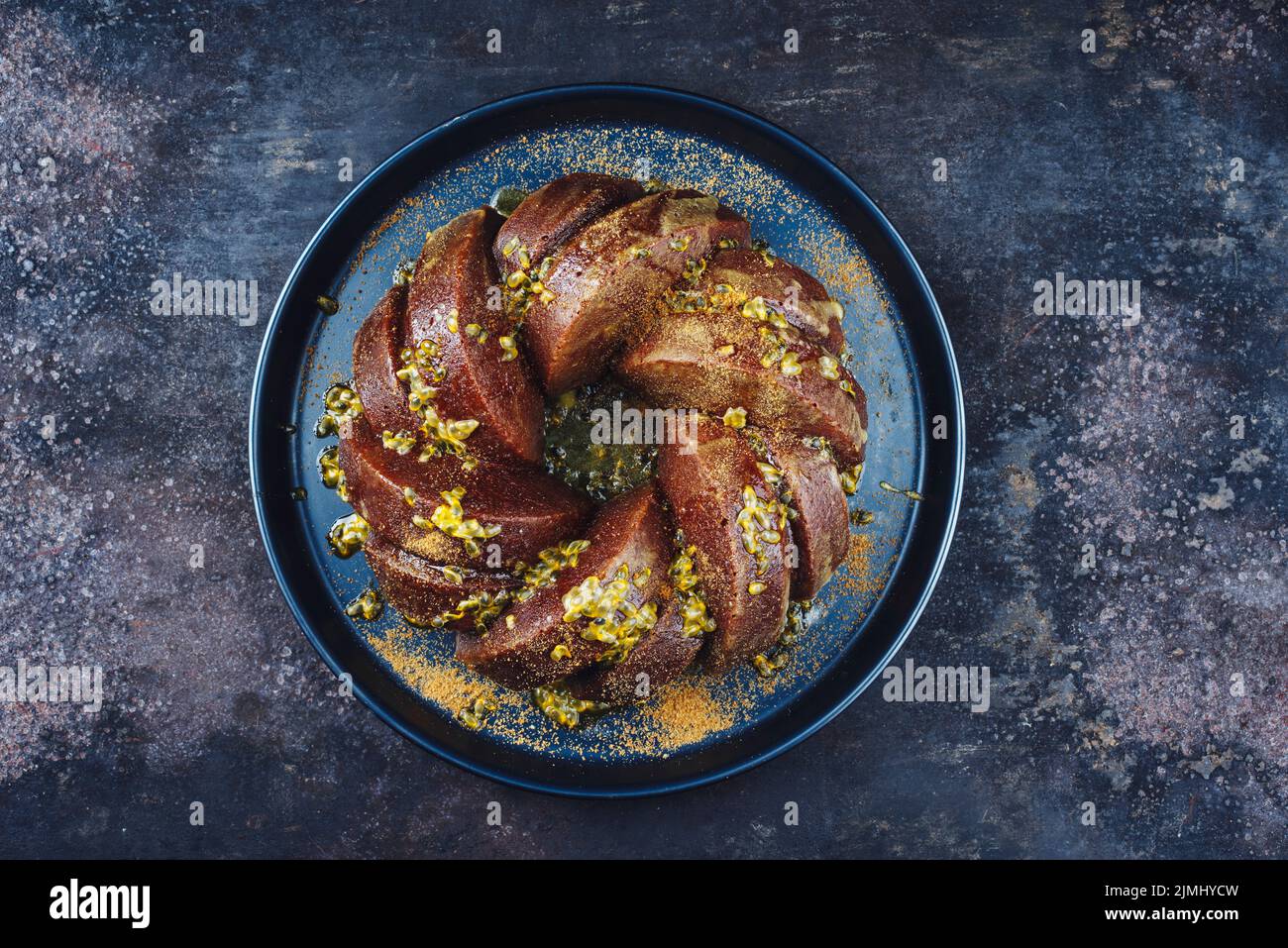 Exotisch gebundener Marble Passionsfrucht-Rum-Kuchen mit Puderzucker-Glasur Stockfoto