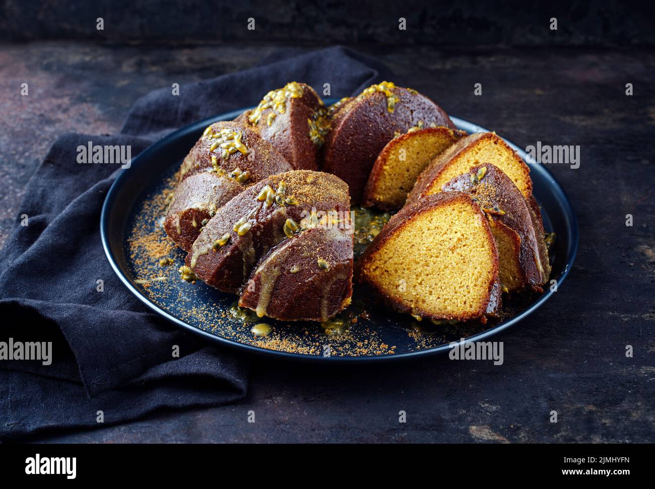 Exotisch gebundener Marble Passionsfrucht-Rum-Kuchen mit Puderzucker-Glasur Stockfoto
