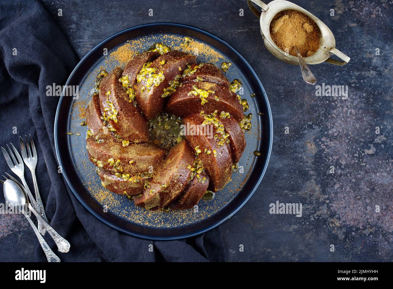 Exotisch gebundener Marble Passionsfrucht-Rum-Kuchen mit Puderzucker-Glasur Stockfoto