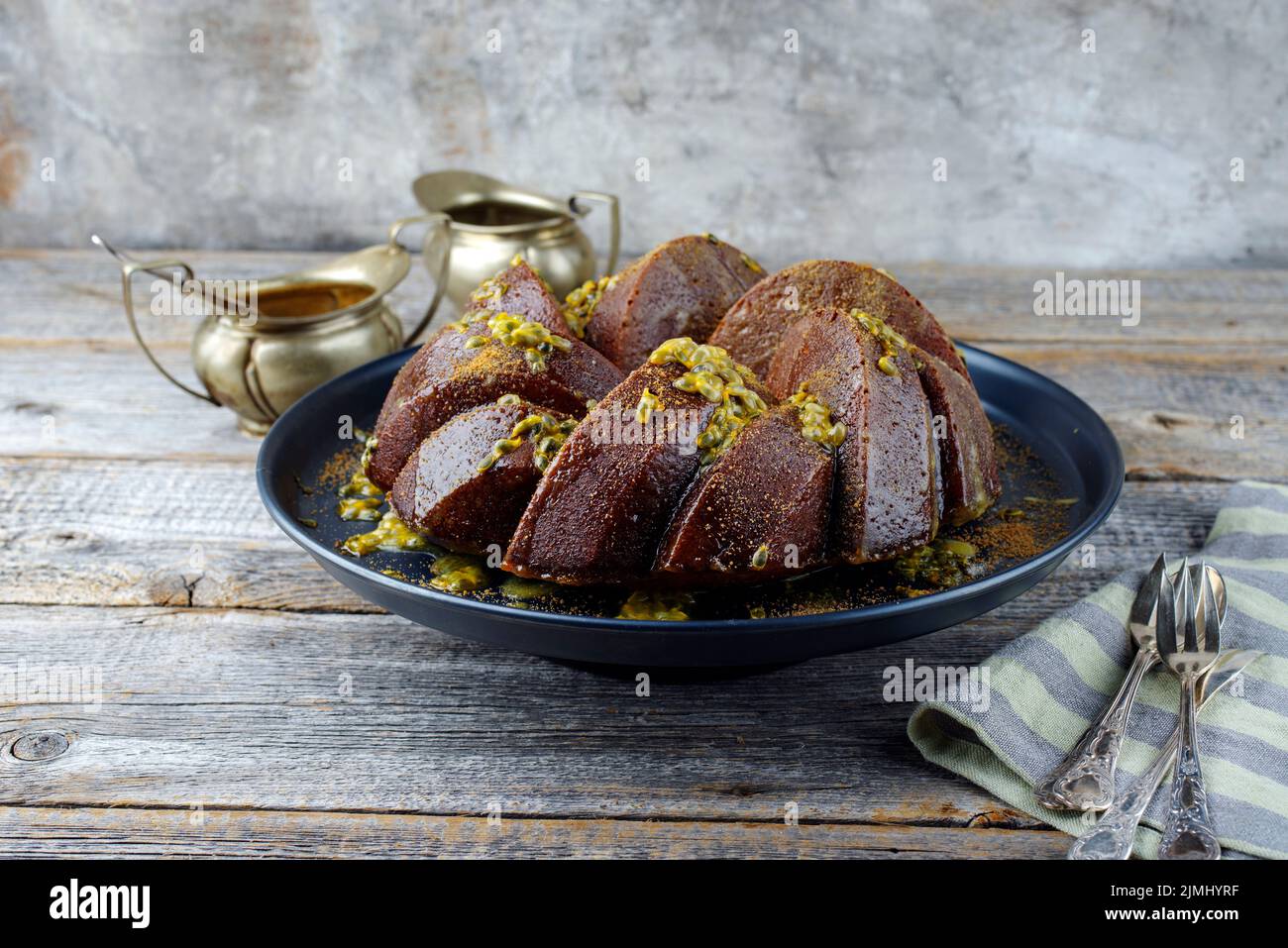 Exotisch gebundener Marble Passionsfrucht-Rum-Kuchen mit Puderzucker-Glasur Stockfoto