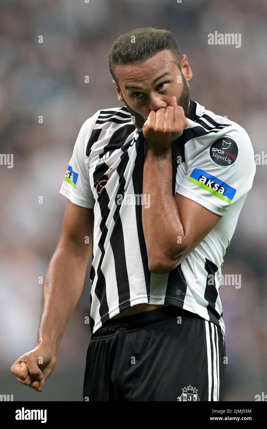 STANBUL - Cenk Tosun von Besiktas JK küsst das Logo von Besiktas JK während des türkischen Super Lig-Spiels zwischen Besiktas AS und Yukatel Kayserispor in der Vodafone Park Arena am 6. August 2022 in Istanbul, Türkei. ANP | Dutch Height | GERRIT AUS KÖLN Stockfoto