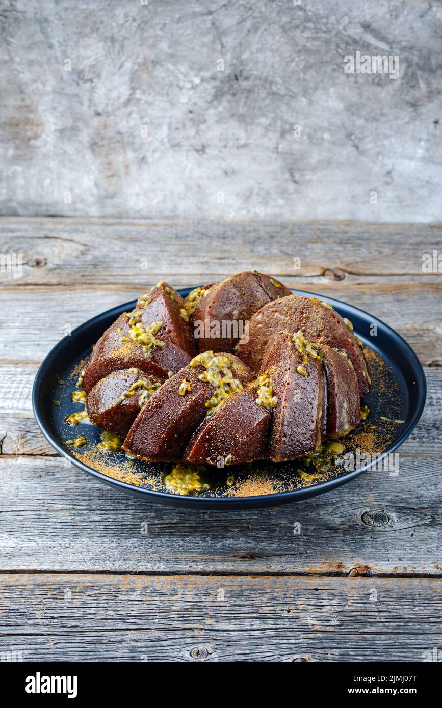 Exotisch gebundener Marble Passionsfrucht-Rum-Kuchen mit Puderzucker-Glasur Stockfoto