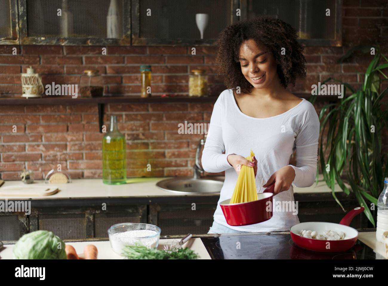 Frau Kochen spaghetti Stockfoto