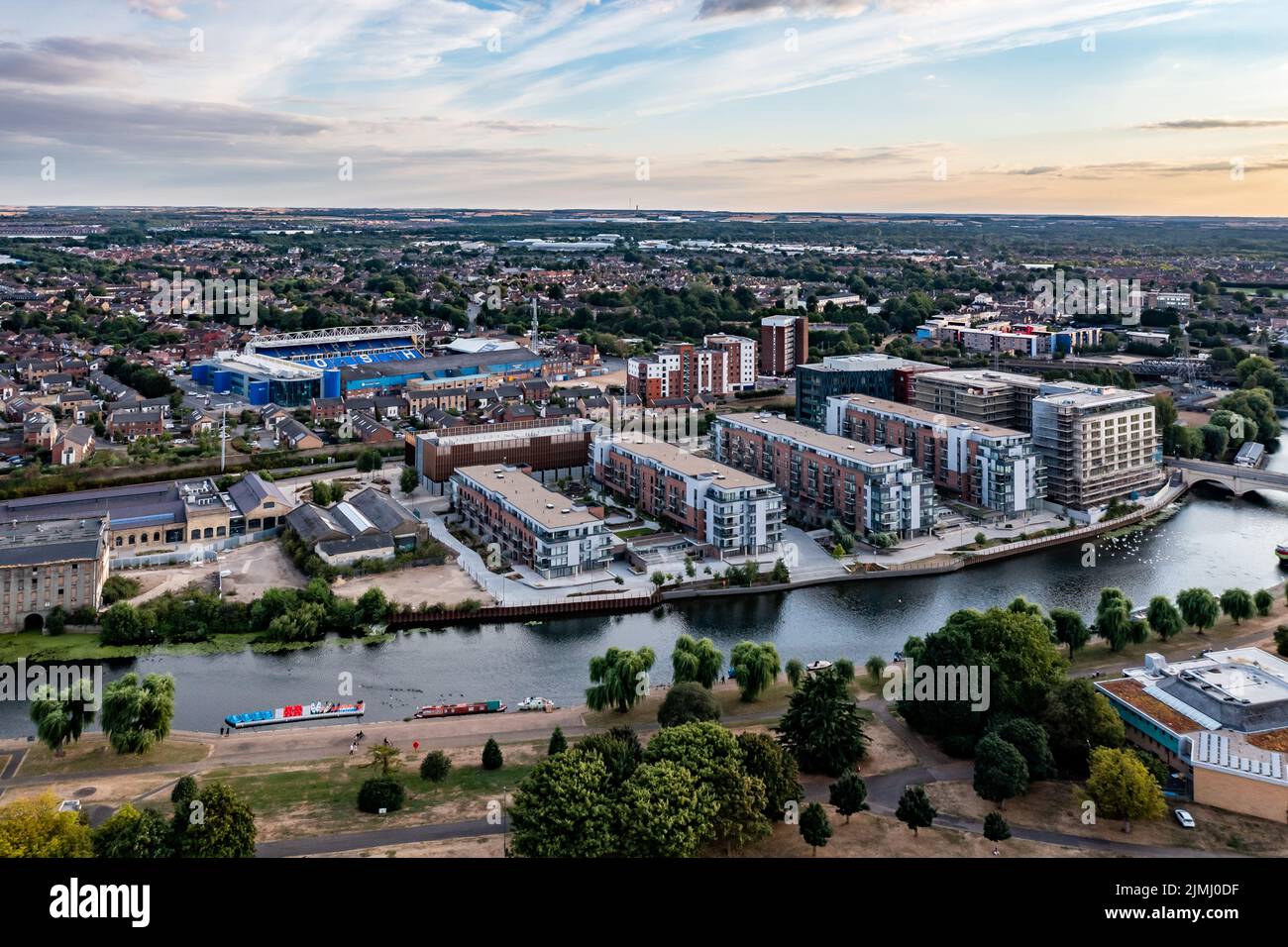 Eine Luftaufnahme des Gebiets Fletton in Peterborough, einschließlich des Flusses Nene und des Weston Homes Stadium, Heimstadion des Peterborough United Football Club Stockfoto