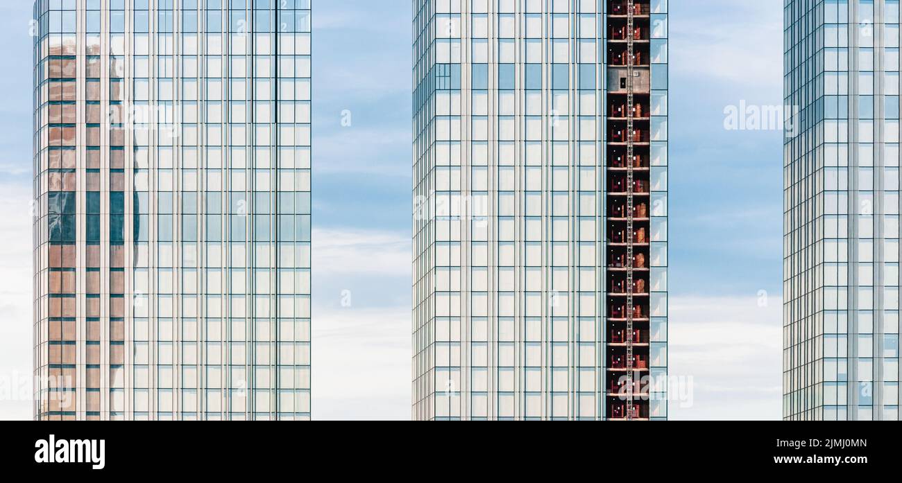 Mehrstöckige Glasgebäude gegen den Himmel, Wolkenkratzer Baustelle Stockfoto