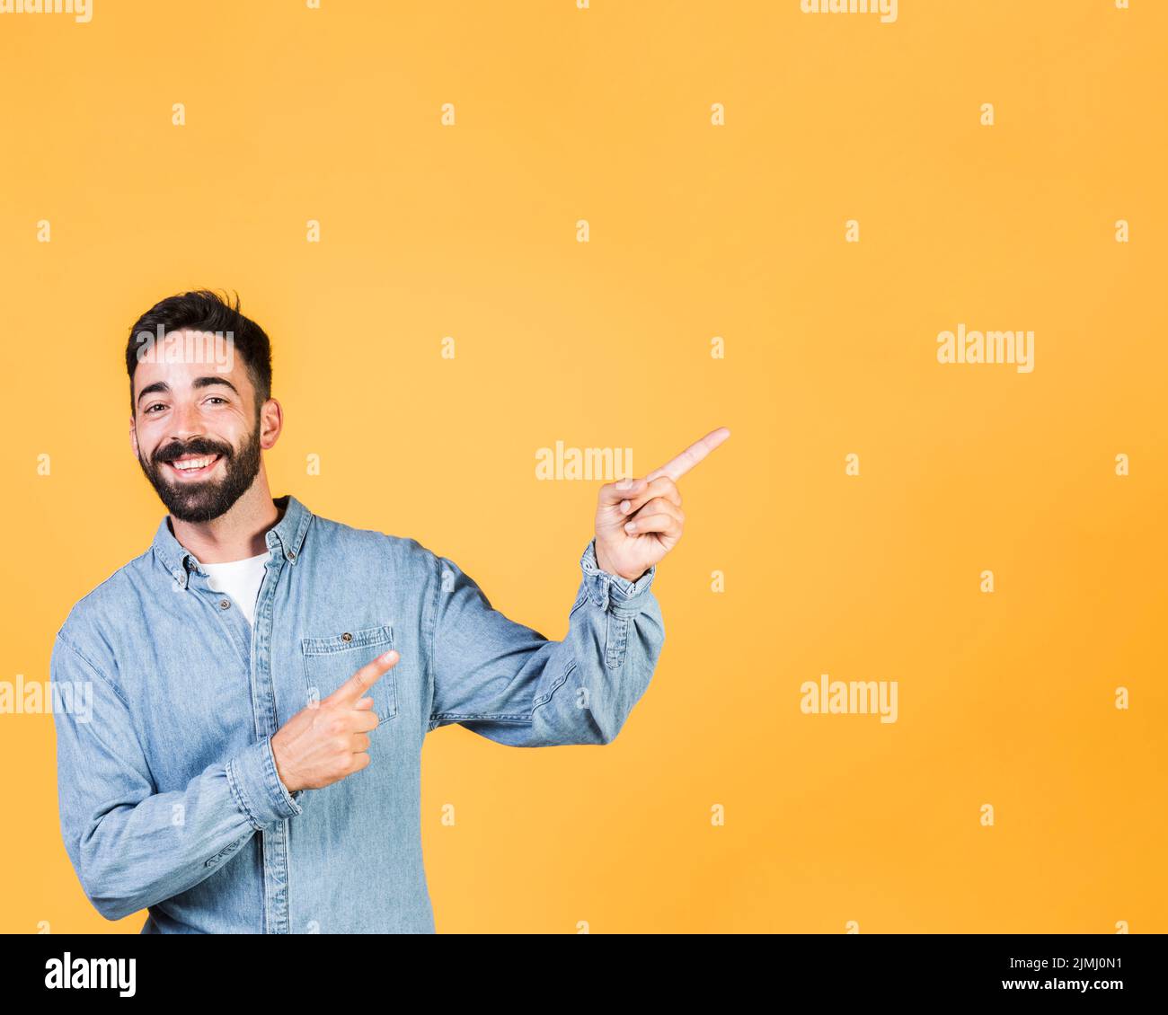 Mittlerer Schuss Smiley guy zeigt nach oben Stockfoto