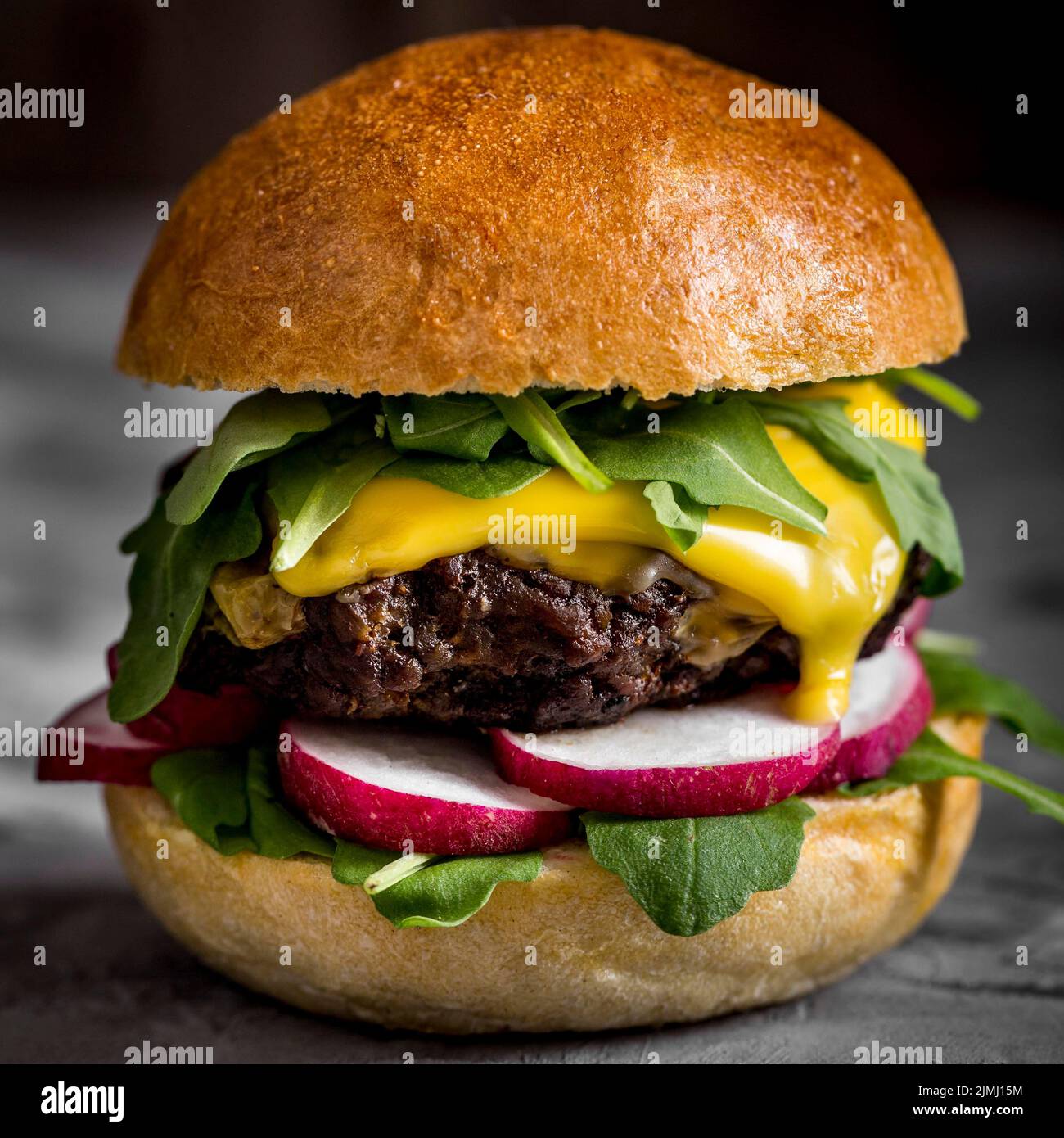 Nahaufnahme Cheeseburger-Schalter Stockfoto