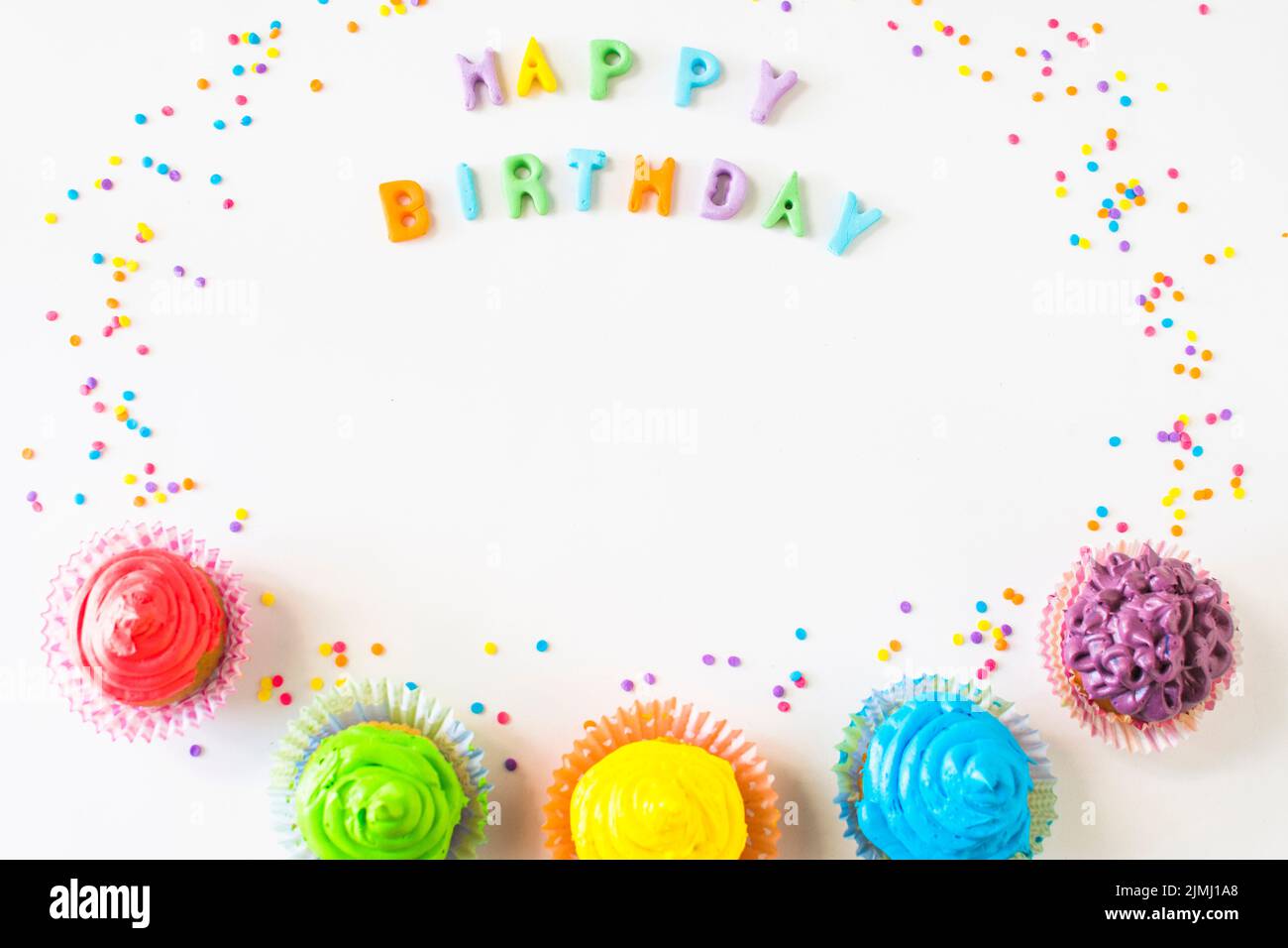 Happy Birthday Text mit bunten Muffins weißen Hintergrund Stockfoto