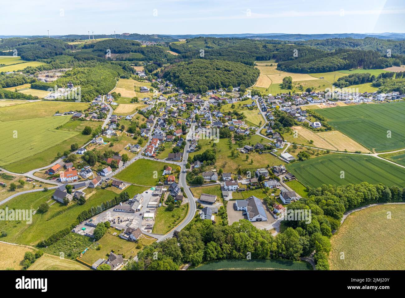 Luftbild, Ortsansicht Ortsteil Beckum, Kath. Kirche St. Nikolaus, Balve, Sauerland, Nordrhein-Westfalen, Deutschland, Andachtstätte, Bundesstraße B229 Stockfoto