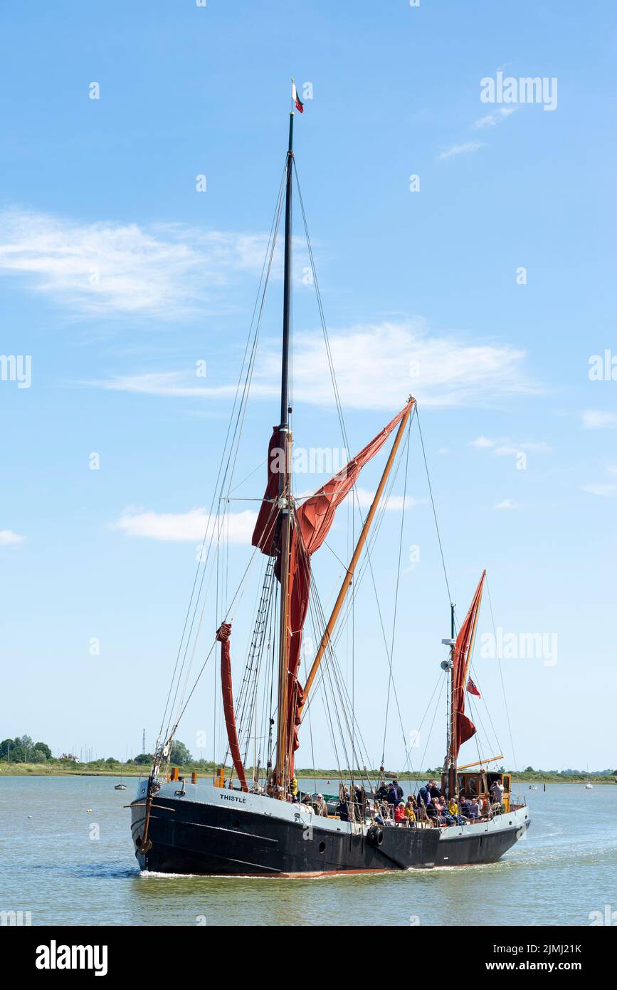 Segelboot Thistle, Segeln in Richtung Maldon Hythe Quay auf dem Fluss Chelmer, Maldon, Essex, Großbritannien. Touristen, Passagierboot von Topsail Charters Stockfoto