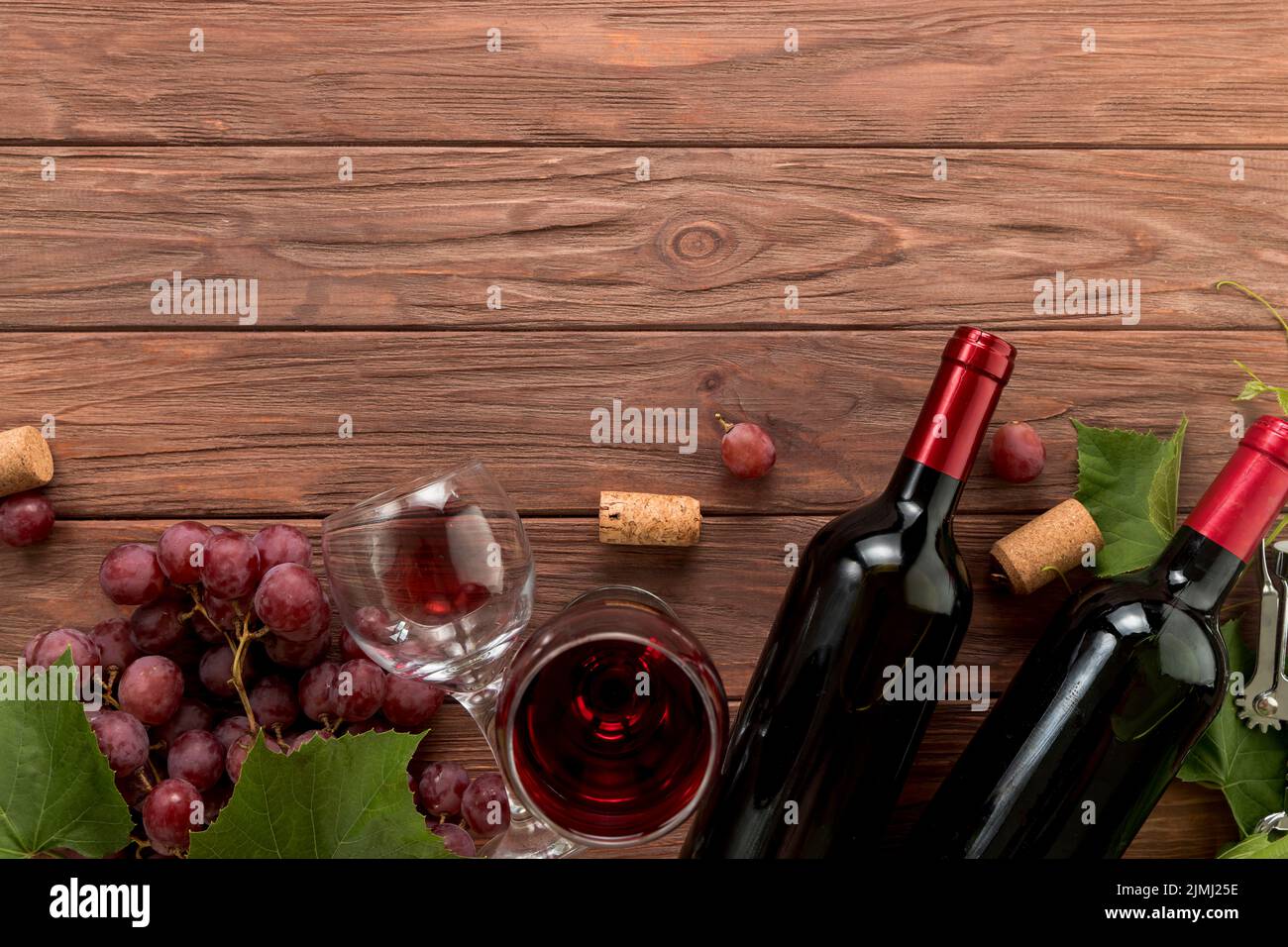 Ansicht Weinflaschen Holzhintergrund von oben Stockfoto