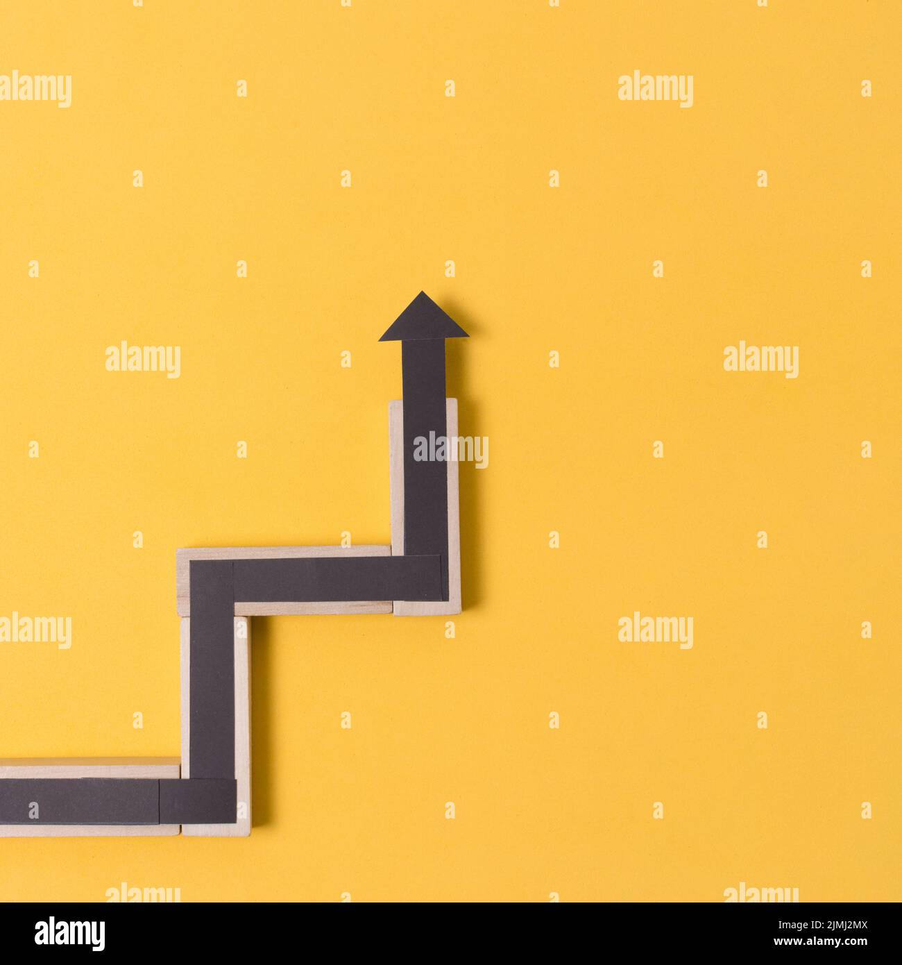 Schwarzer kurviger Pfeil mit dünner Kontur Stockfoto