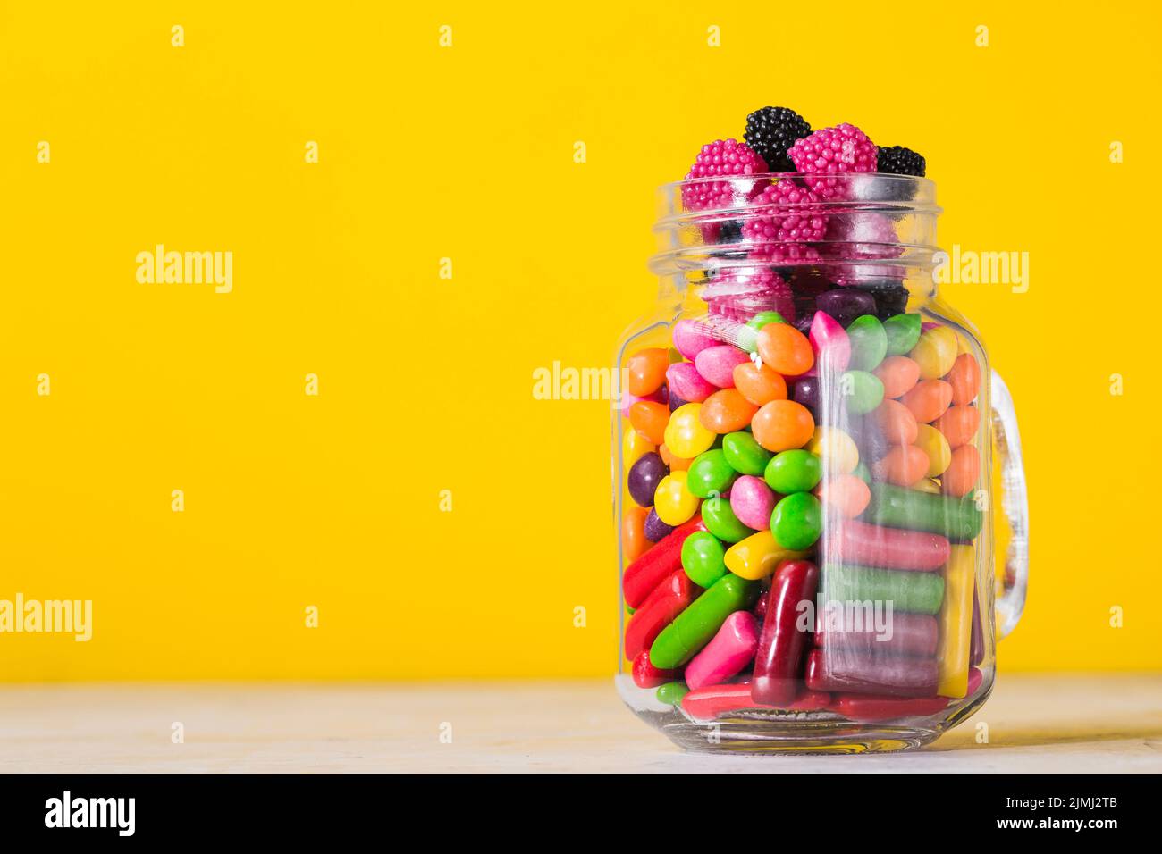 Mixbecher mit Süßigkeiten Stockfoto