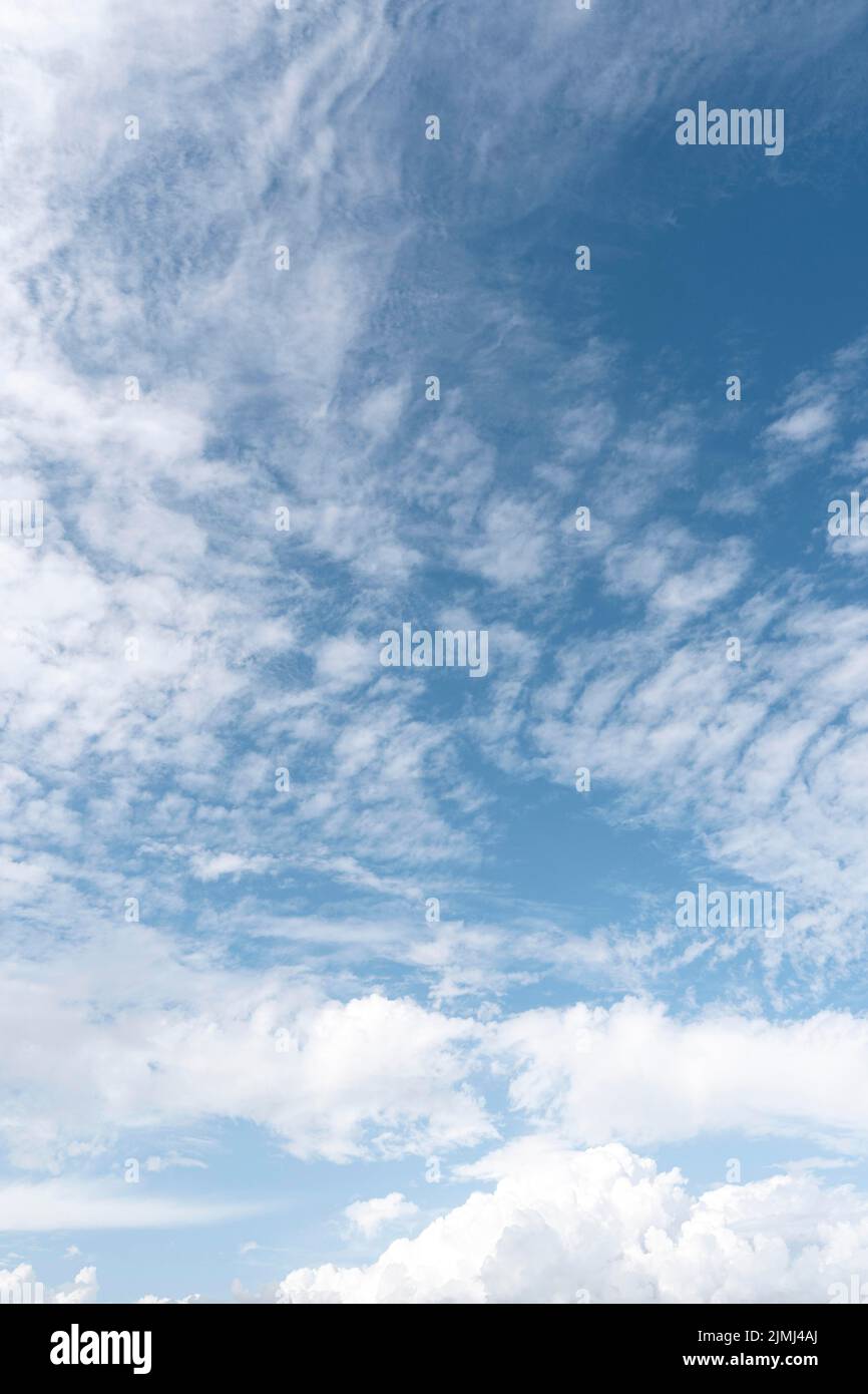 Blauer Himmel mit windigen Wolken Stockfoto
