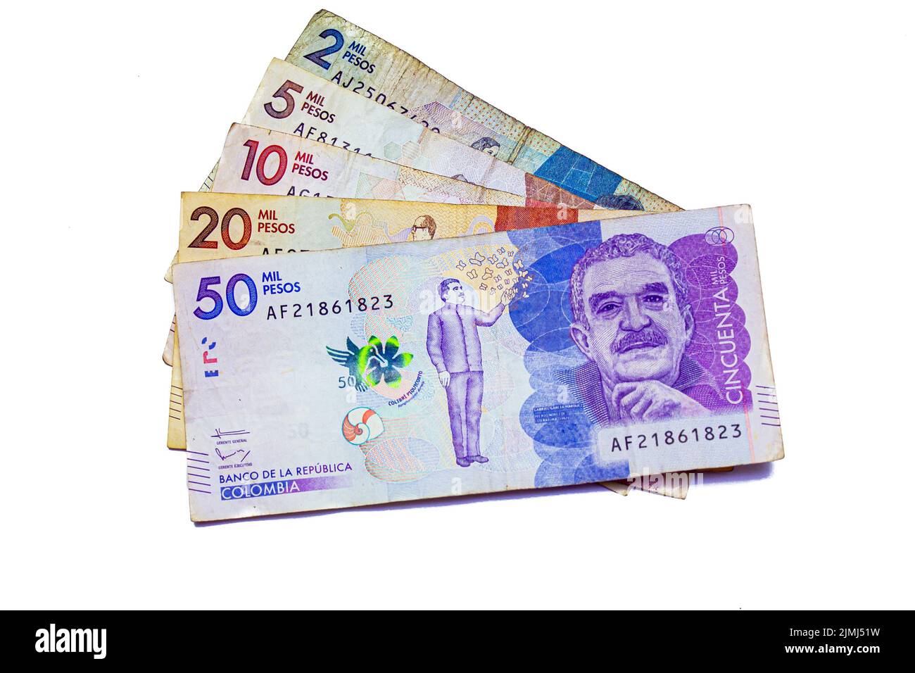 Kolumbianische Peso-Rechnungen im Wert von 2000, 5000, 10000, $20000 und $50000 Peso auf weißem Hintergrund, 6. August 2022 Stockfoto