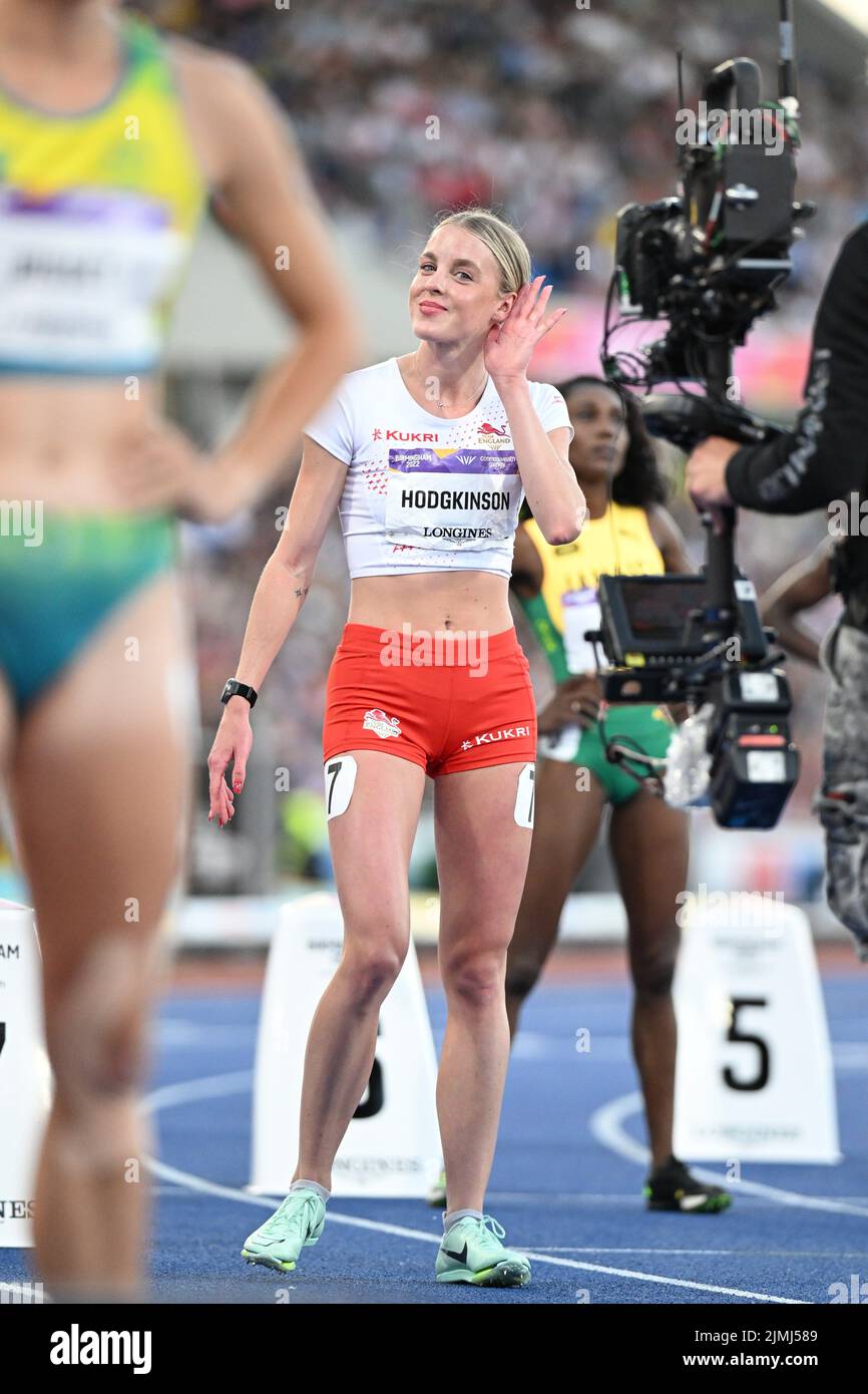 BIRMINGHAM, GROSSBRITANNIEN. AUG 6. Keely Hodgkinson begrüßt die Menge während der Leichtathletik im Alexander Stadium in Perry Barr bei den Commonwealth Games 2022 in Birmingham am Samstag, den 6.. August 2022. (Kredit: Pat Scaasi | MI Nachrichten) Kredit: MI Nachrichten & Sport /Alamy Live Nachrichten Stockfoto