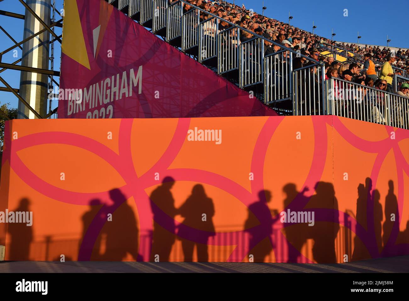 BIRMINGHAM, GROSSBRITANNIEN. AUG 6. Silhouetten von Menschen auf dem Balkon während der Leichtathletik im Alexander Stadium in Perry Barr bei den Commonwealth Games 2022 in Birmingham am Samstag, den 6.. August 2022. (Kredit: Pat Scaasi | MI Nachrichten) Kredit: MI Nachrichten & Sport /Alamy Live Nachrichten Stockfoto