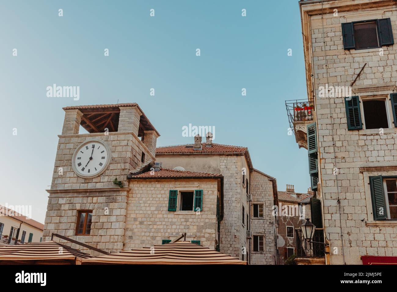 Alte europäische Architektur. Straße in der Altstadt von Italien, Montenegro, Griechenland etc Stockfoto