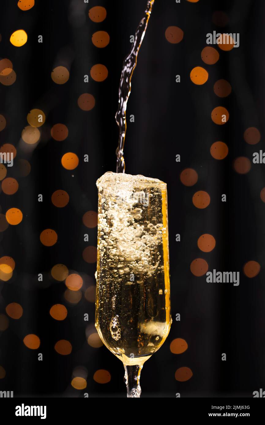 Vorderansicht Gießen Champagner Glas Stockfoto