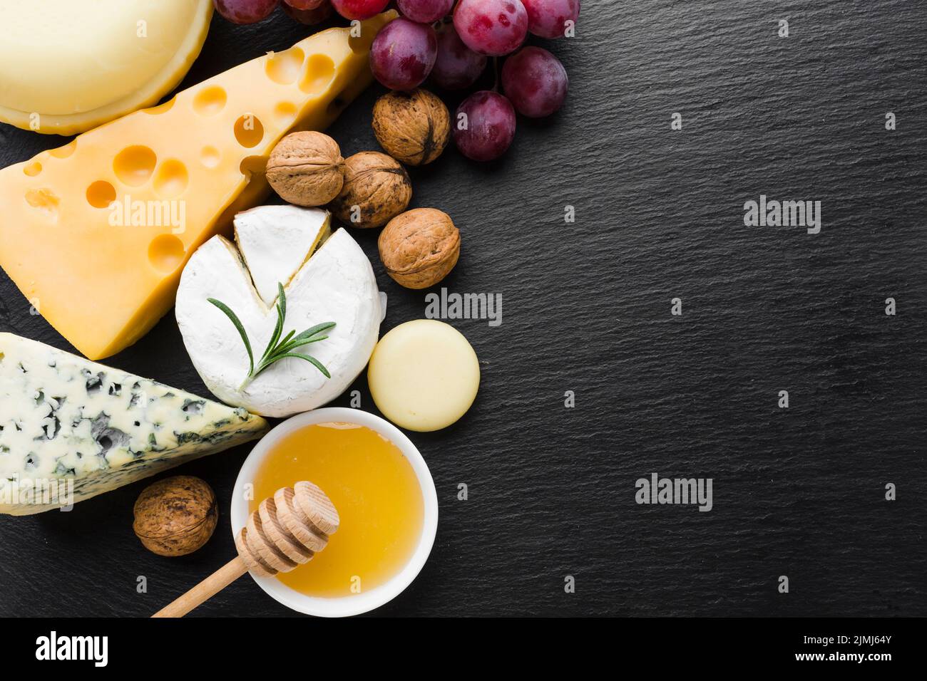 Flach legen Mischung Käse Walnüsse Honig mit Kopierer Platz Stockfoto