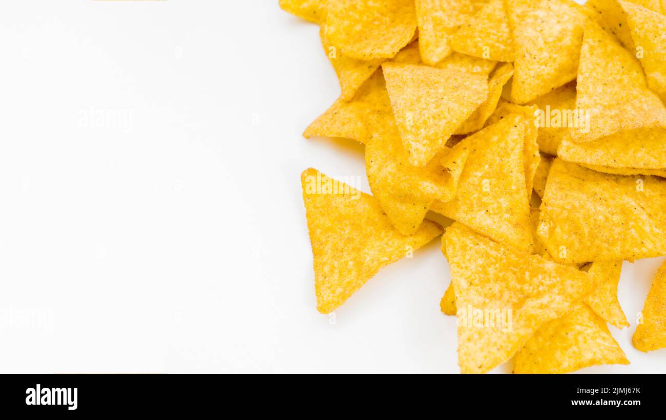 Haufen Nachos weißen Hintergrund Stockfoto