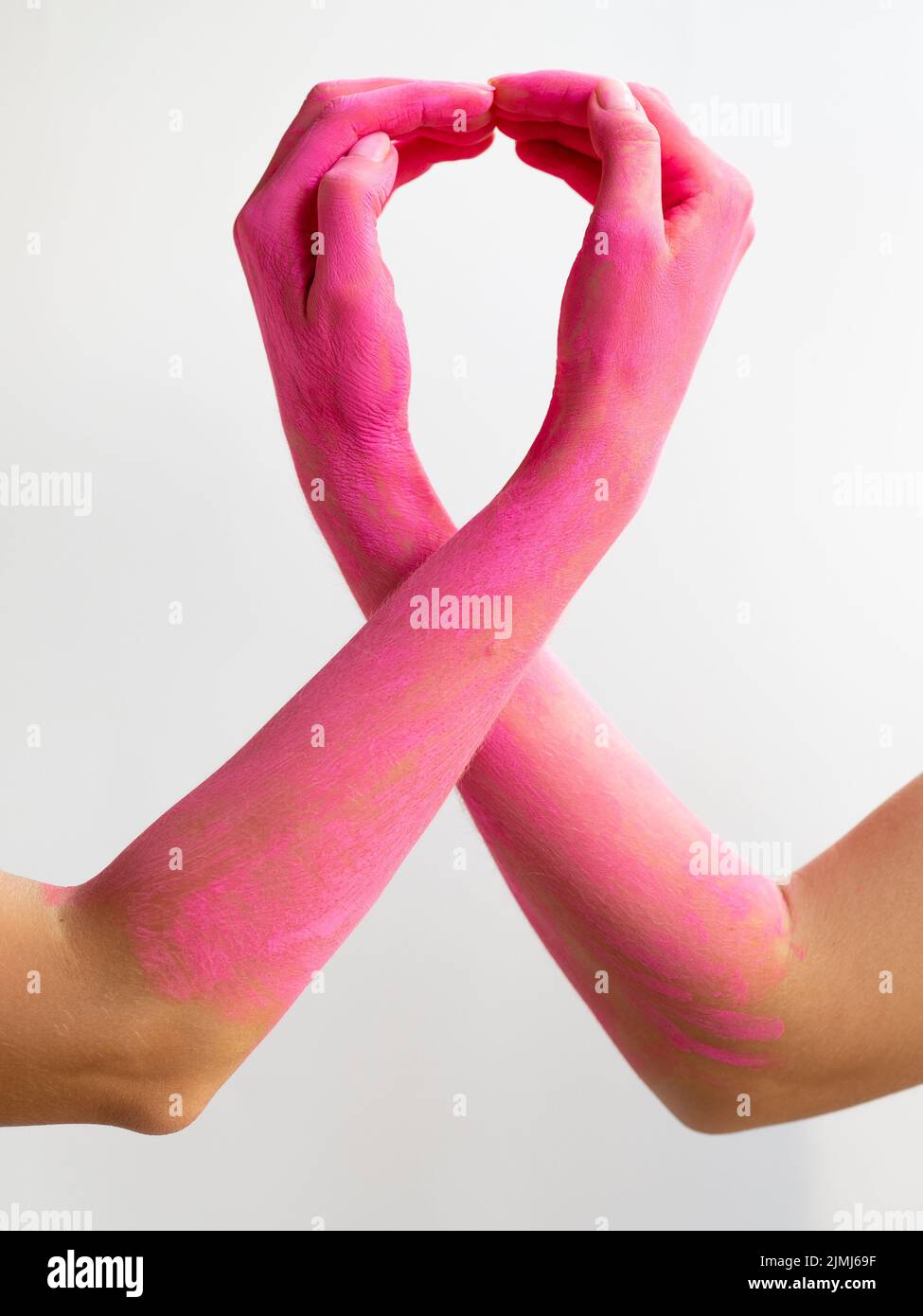 Nahaufnahme pinkfarbener Arme, die Bewusstsein ausdrücken Stockfoto