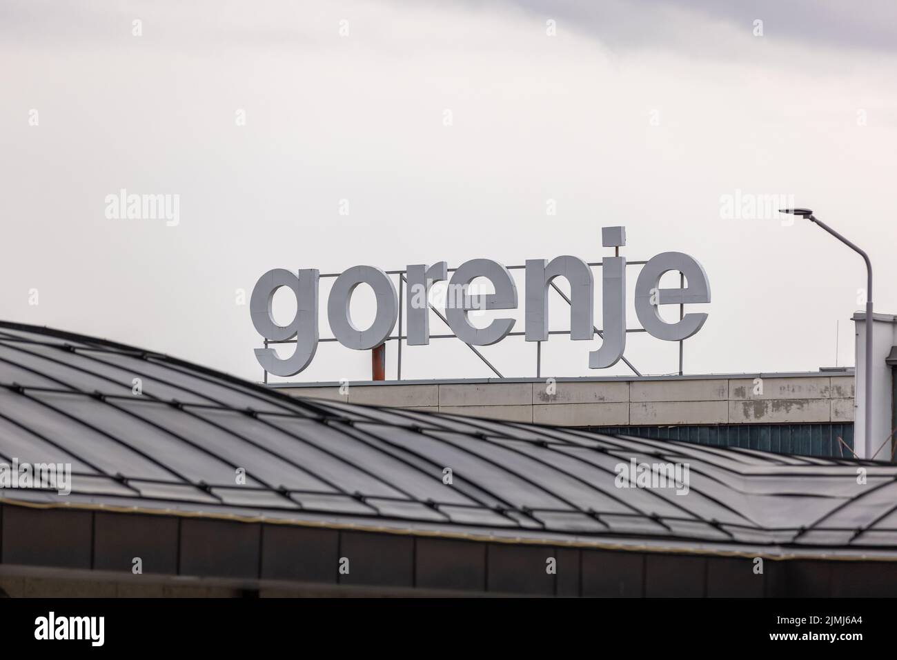Slowenien, Velenje - März 30 2022: Gorenje Produktionsstätte für Haushaltsgeräte in Europa Stockfoto