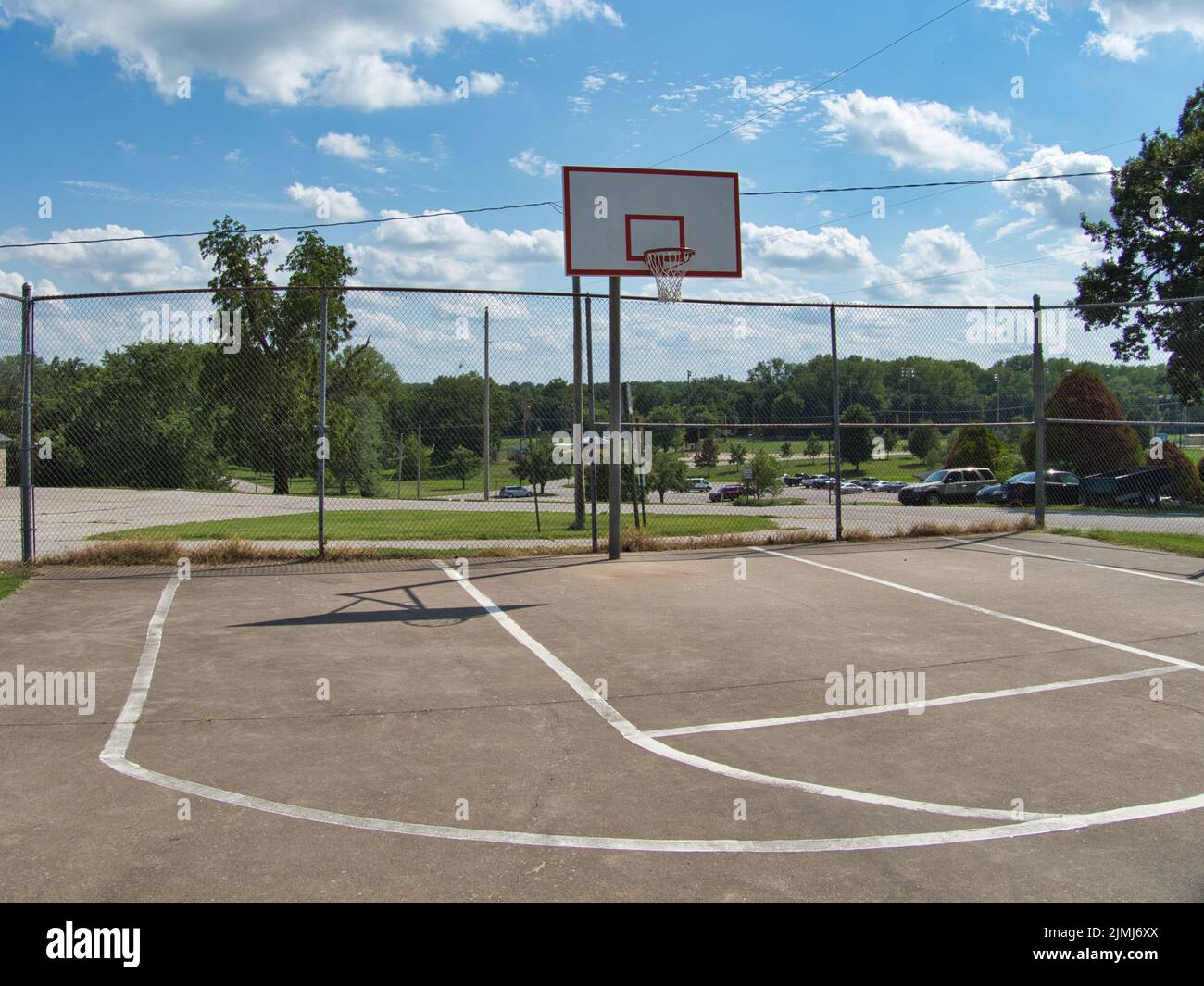 Anständiger Platz im Freien in Paola Kansas an einem heißen, sonnigen Sommertag. Versuchen Sie Ihr Glück beim Schießen von Reifen und treffen Sie einen drei-Punkt-Schuss. Stockfoto