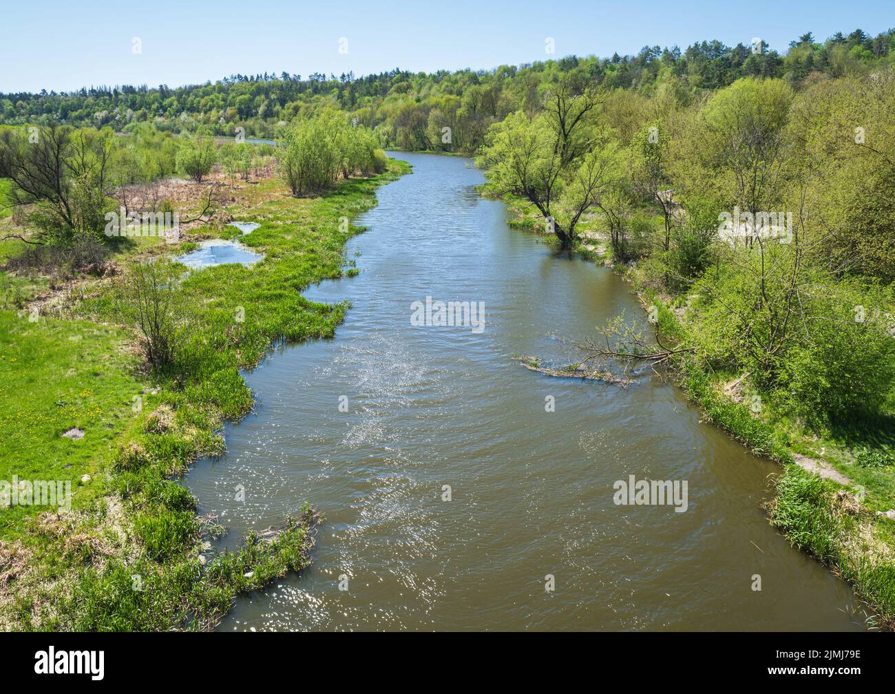 Atemberaubende Aussicht auf den Zbruch Fluss, Ternopil und Khmelnyzky Regionen Grenze, Ukraine. Stockfoto