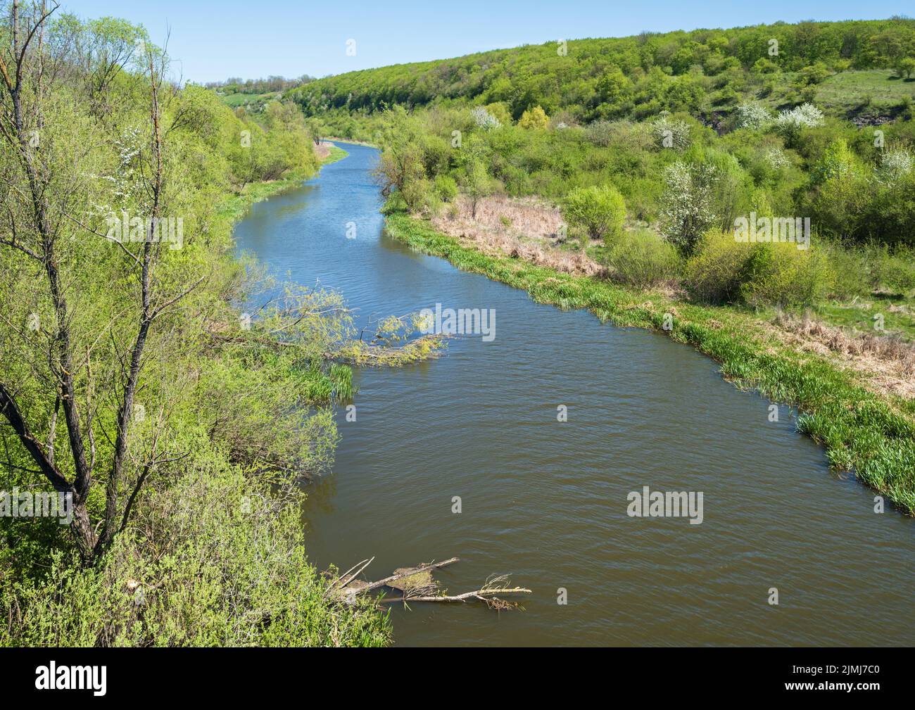 Atemberaubende Aussicht auf den Zbruch Fluss, Ternopil und Khmelnyzky Regionen Grenze, Ukraine. Stockfoto