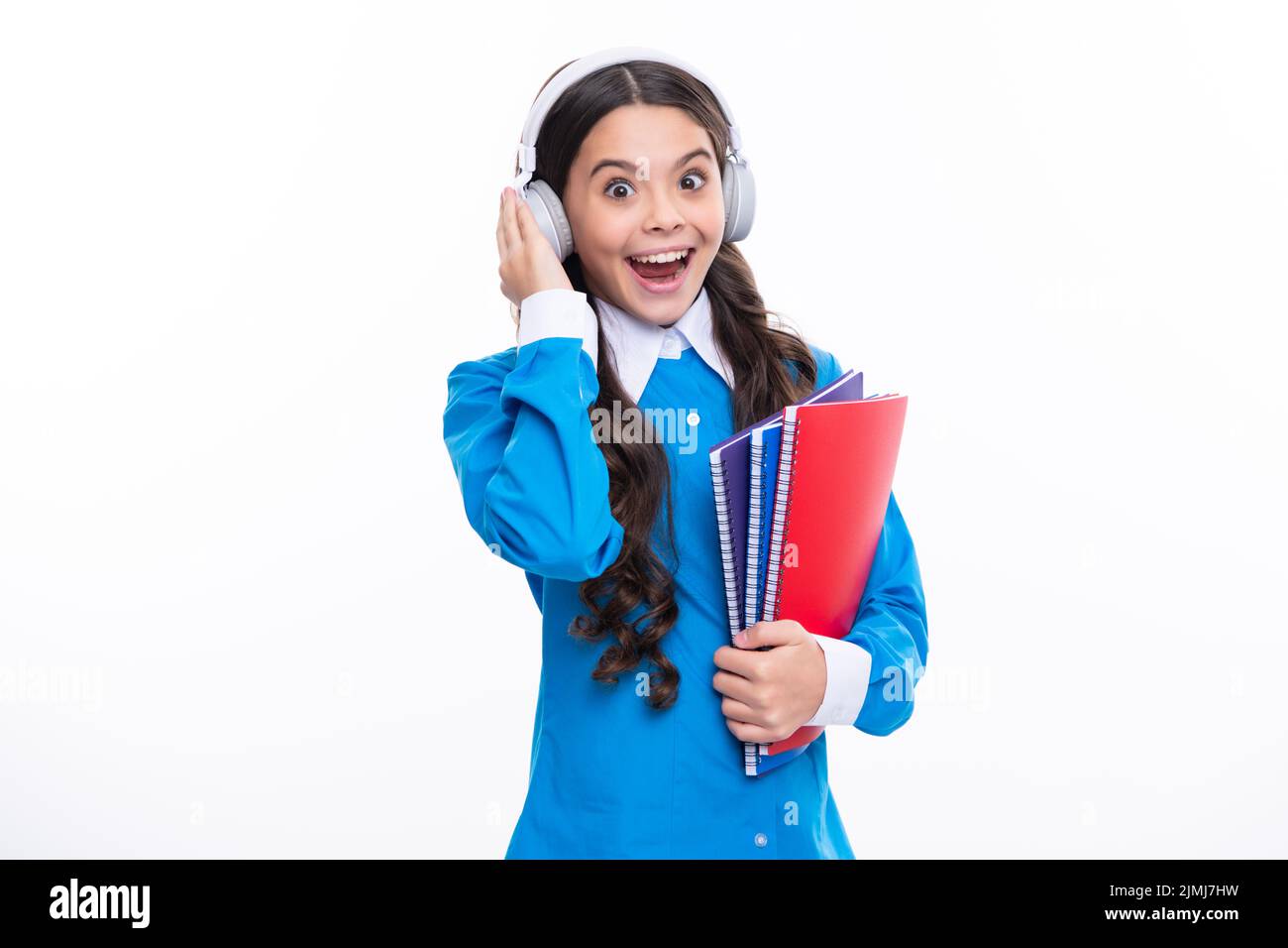 Aufgeregtes Gesicht. Schule Teenager Mädchen in Kopfhörer und Bücher, kopieren Raum, zurück zur Schule. Staunend Ausdruck, fröhlich und froh. Stockfoto