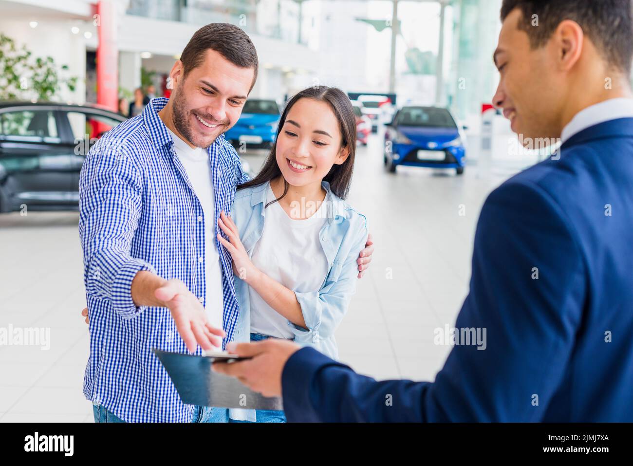 Autohändler im Gespräch mit Kunden Stockfoto