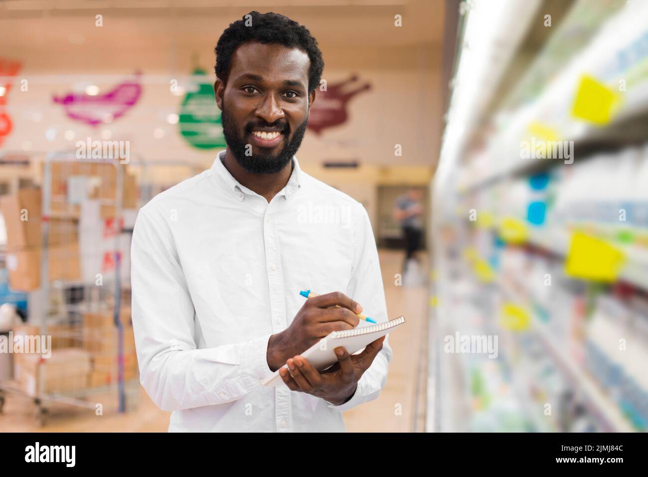 Mann, der die Einkaufsliste abcheckt Stockfoto