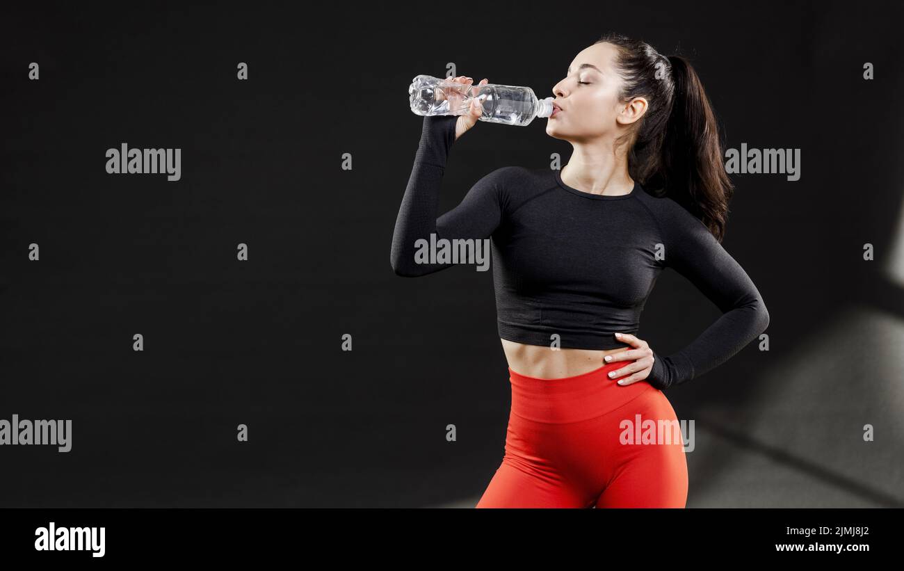 Vorderansicht Sportliche Frau Trinkwasser Stockfoto