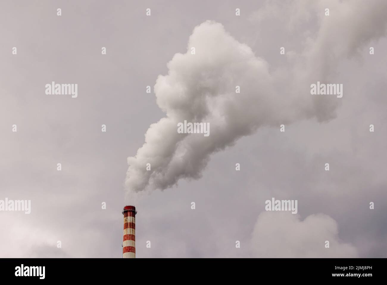 Wärmekraftwerk Rauch verschmutzt Luft und Umwelt Stockfoto